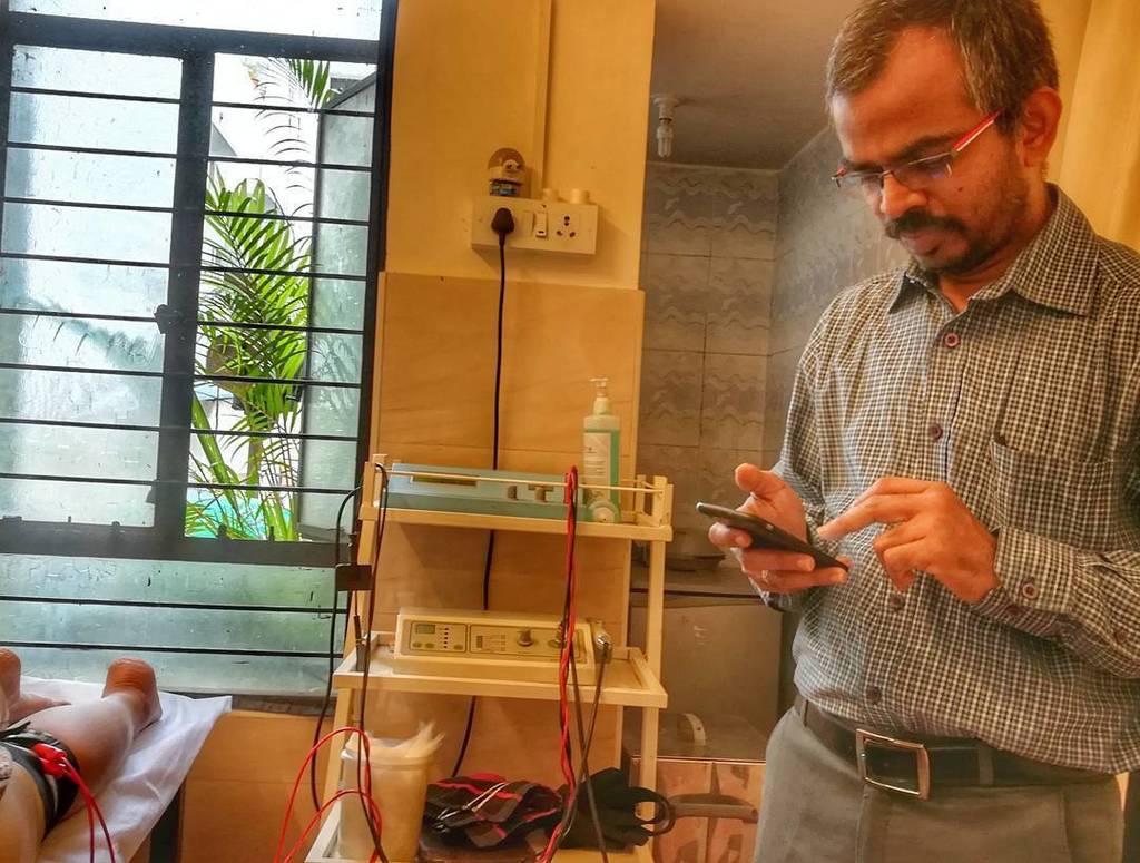 bikeyvenky's tweet photo. Magic hands of Spectrum Physio looking up my old records while we discussed common injuries in cyclists and runners and how to prevent them. Always learning new ways and always willing to help and share knowledge. Thanks Dr. Dhanajeyan! :)
#spectrumphysio https://t.co/7pqGEAArym