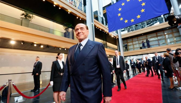 RTLZ's tweet photo. Dit speelt vandaag: Berlusconi naar mensenrechtenhof, strijd over koopzondag, Mladic hoort vonnis aan. Dit en meer in #ZFirst https://t.co/UgFW3Umd8D https://t.co/7KY2SmsP7X