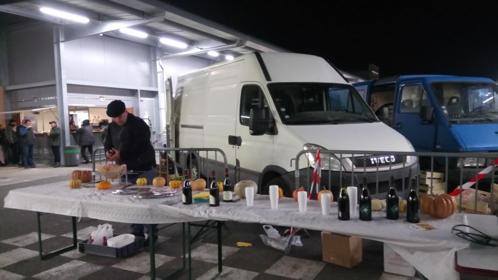 Ce vendredi 17 novembre, les cucurbitacées et les champignons étaient à l’honneur à l’occasion d’une animation sur le marché.  Jérémy du restaurant L’Autenti, la charcuterie "Au bonheur des viandes" et la Cave Sylla ont régalé les papilles de tous !
#mincavaillon #Beaujolais