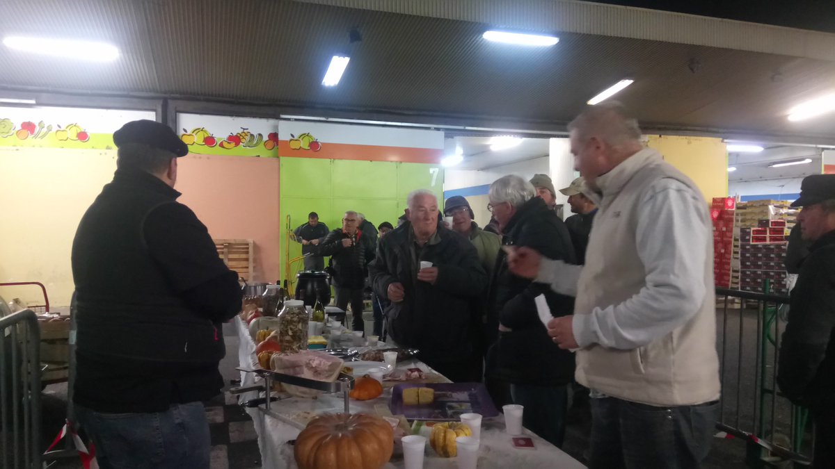 MinCavaillon's tweet photo. Ce vendredi 17 novembre, les cucurbitacées et les champignons étaient à l’honneur à l’occasion d’une animation sur le marché.  Jérémy du restaurant L’Autenti, la charcuterie "Au bonheur des viandes" et la Cave Sylla ont régalé les papilles de tous !
#mincavaillon #Beaujolais https://t.co/wD2YrQr0wz