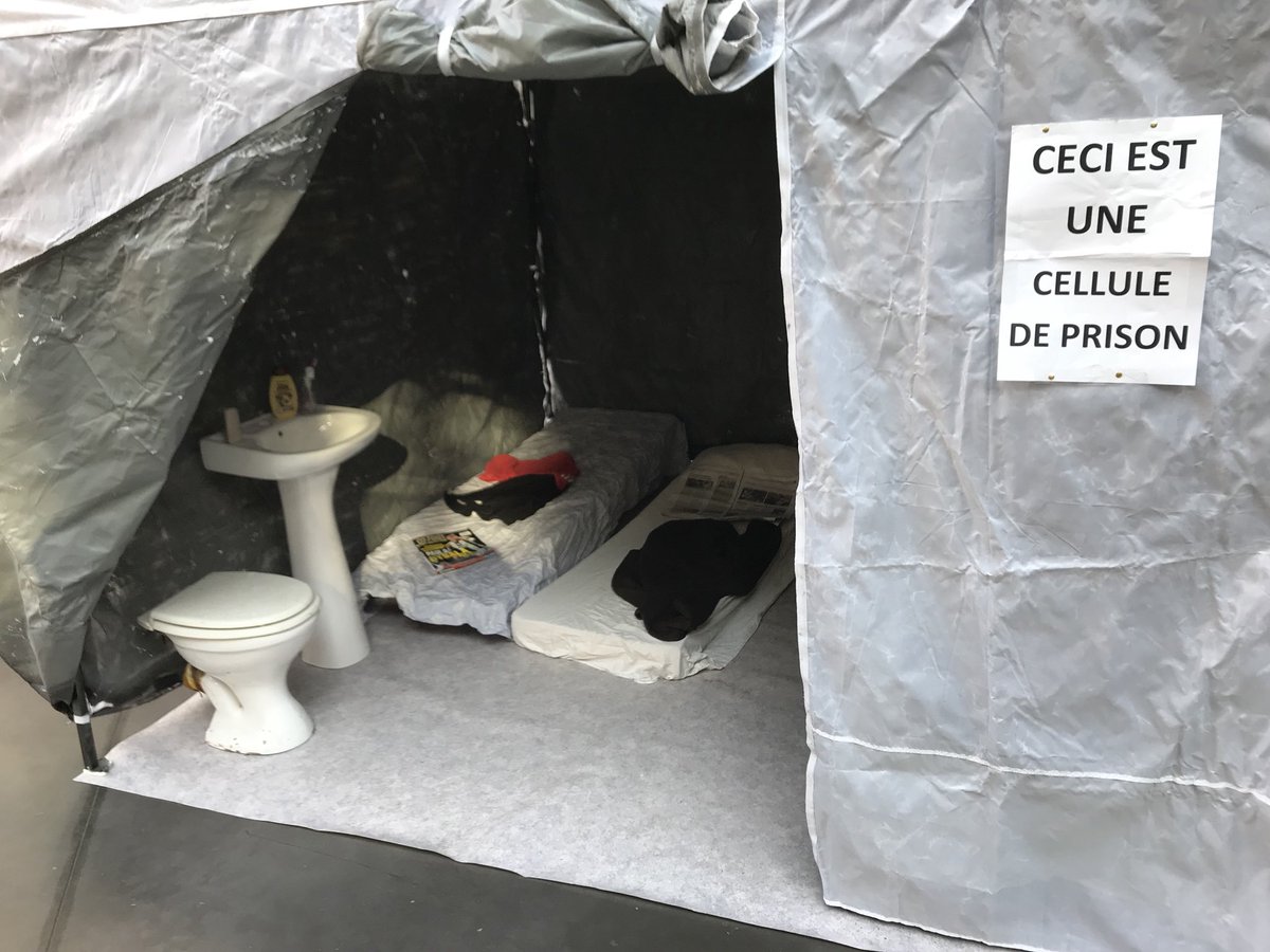 FAC_SJPS_UCLY's tweet photo. Dans le cadre de la 24eme Journée Nationale de la Prison, Reconstitution d’une cellule sur notre campus Saint-Paul suivie d’une projection et d’une conférence ouvertes à tous. Par l’Institut des Sciences de la Famille de l’ @ucly @OIP_sectionfr &amp; @CPasserelles cc @Marion_WagnerR https://t.co/rm79BG9WIg