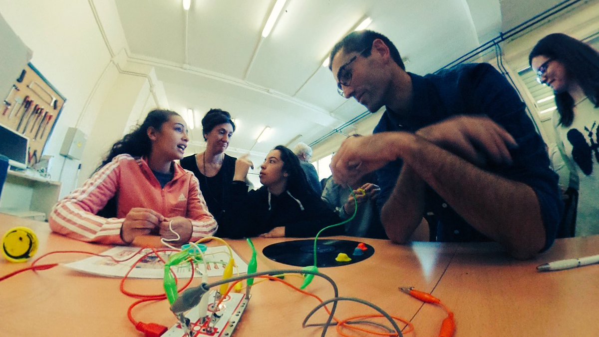 manolitotic's tweet photo. El IES Santa Rosa de Lima celebra la semana europea de la Robótica con un taller de #Scratch y #MakeyMakey https://t.co/cOGHI59h5g