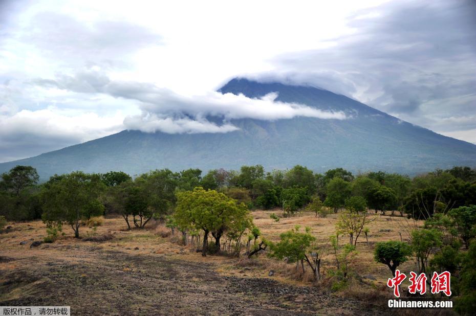 Echinanews's tweet photo. Mount #Agung volcano in #Bali resort island of Indonesia erupted on Nov 21, spewing a column of ashes up to the sky, a disaster agency official said. https://t.co/0APZY7jdmv