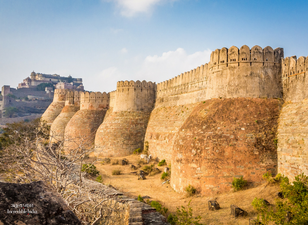 incredibleindia's tweet photo. Kumbhalgarh fort's massive wall stretches some 36 kms with a width enough to take eight horses abreast. #IncredibleIndia @my_rajasthan https://t.co/yutYFEpJz2