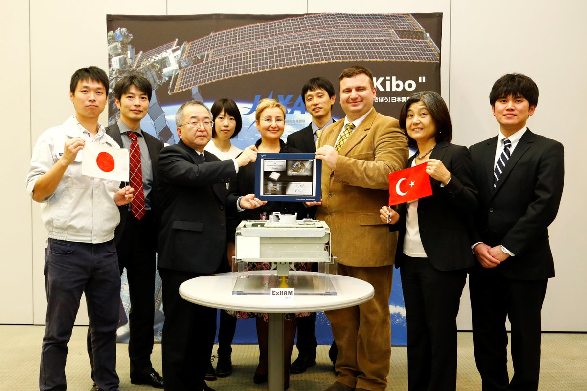 JAXA_Kiboriyo's tweet photo. トルコ・イスタンブールからのお客さまでっすv(≧∇≦)v Merhaba～♪
来年春ごろに実験開始予定の、ExHAM（エックスハム）という実験装置用の試料を持ってきてくれたんです。ExHAM、海外からも大人気です☆
https://t.co/pfKW2Z6I87 https://t.co/9Y0f1o7yJQ