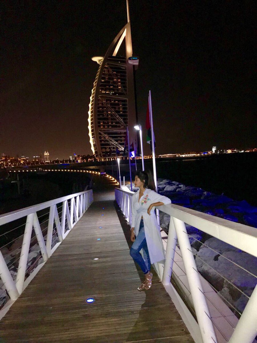 SinghKanchiii01's tweet photo. Amongst giants 🏙🌃 #DubaiDiaries #FunTimes #giantstructures #burjkhalifa #burjalarab #gorgeous #inlove https://t.co/BIi5rFKkDn