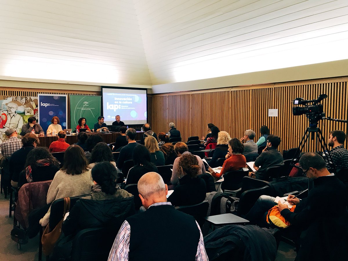 GECA_andalucia's tweet photo. ¿Qué es #innovación? Los ponentes, Jaime Fernández de @_lamatraKa Paz Sánchez de @IAAPJunta y Pedro Jiménez de @ZEMOS98 intentan responder a la pregunta https://t.co/BRo64eD0dz