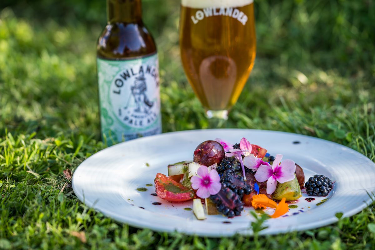 Kruiden en specerijen kennen we van de #gin en #rum. In de wereld van #bier zijn ‘botanicals’ ook niet nieuw... Bekijk de video van het #botanical #dinner met <a href="/Creativechefnl/">Creative Chef</a> en <a href="/LowlanderBeer/">Lowlander Beer</a>: magazine.drinkinspiration.nl/nl_NL/4728/712… … -foto: <a href="/mingchao/">Ming Chao</a>