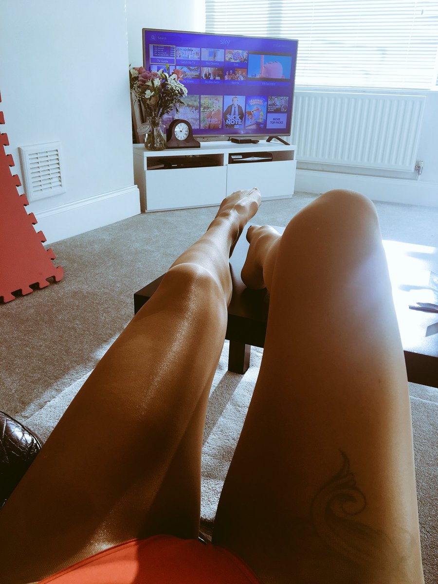 Athena_kickass's tweet photo. I love my job! Up and at it since 8.30am now done for a few hours ๐ #pantyhose #stockings #scissorsession catch me on #aw at 12pm ๐ https://t.co/VYbvCksGk8