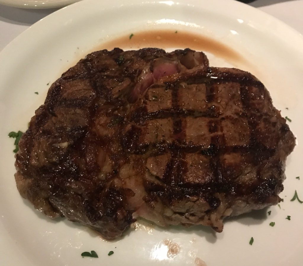 Fukudamana's tweet photo. テキサス最後の夜は14ozのステーキ
#AAEP2017 #エクワインレーシング #Little Rhein Steak House https://t.co/sX8uUaE3Ug