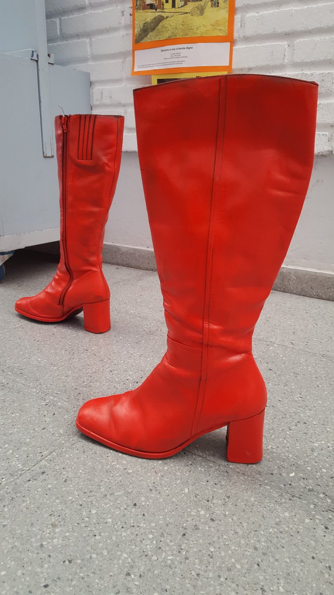 Bea_mkdigital's tweet photo. En ciudad edcolar estamos en contra de la violencia de género  y los alumnos de tasoct lo han demostrado con esta exposicion de zapatos rojos. NI UNA MAS! 👠👸
#iesciudadescolar #gvec #marketingdigital https://t.co/fwitrbdRAF