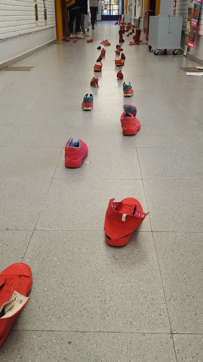 Bea_mkdigital's tweet photo. En ciudad edcolar estamos en contra de la violencia de género  y los alumnos de tasoct lo han demostrado con esta exposicion de zapatos rojos. NI UNA MAS! 👠👸
#iesciudadescolar #gvec #marketingdigital https://t.co/fwitrbdRAF