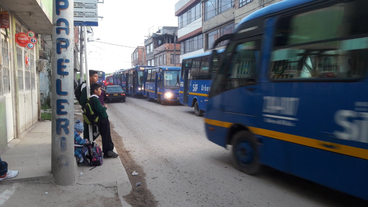 AnaromasterAna's tweet photo. La bogota humana de @EnriquePenalosa @sitpbogota los buses parqueados y salen en 20 min los usuarios esperando.😠 https://t.co/8jmYN0PHz8
