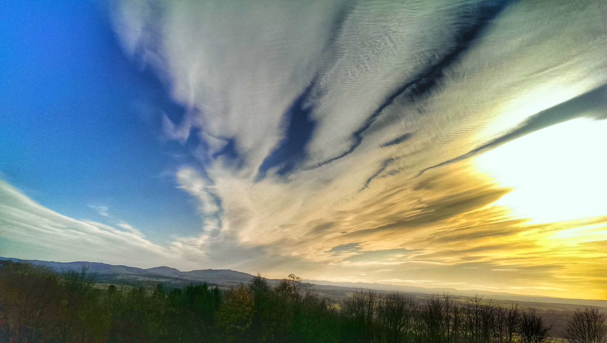 onefoto1's tweet photo. #clackmannanshire under a painted sky. #onefoto https://t.co/DRVJ9hGJHz