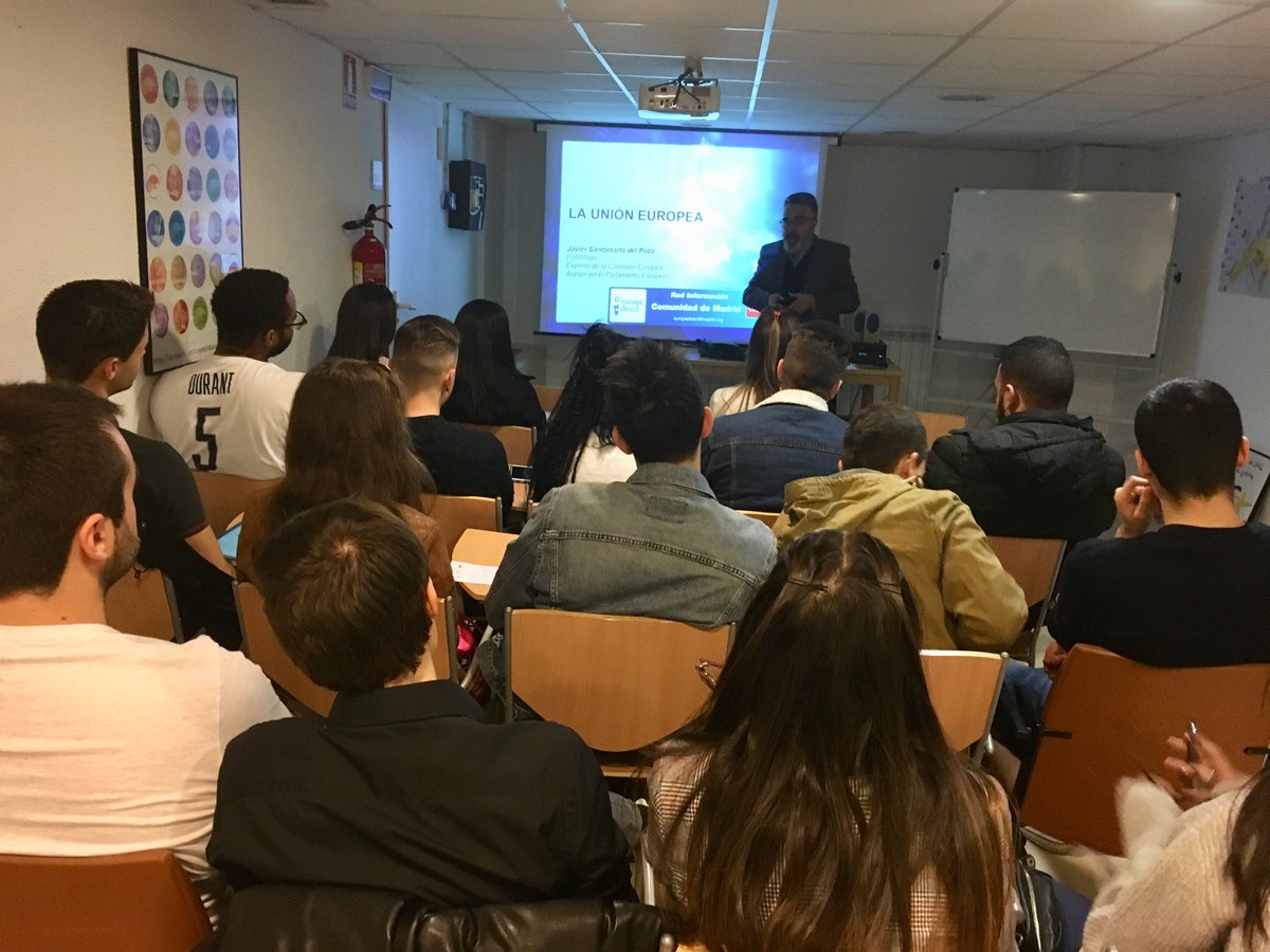 AsunFernandezUE's tweet photo. Empieza la charla sobre la #UE con Javier Santamarta Del Pozo. #TSAYF @CiclosUE https://t.co/xrRwC7aP85