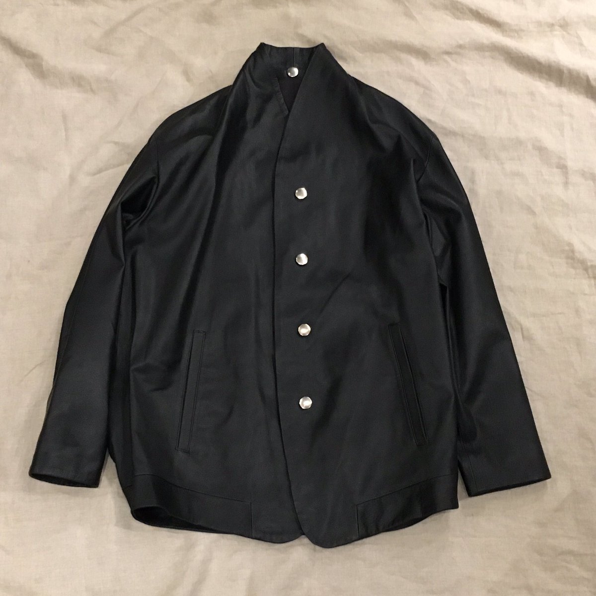 Nestrobe Confect表参道店 New Arival The Sakaki Leather Stadium Jumper 当ブランドの名作であるスタジャンをオールレザーにて製作した本作 男らしく 羽織物としての空気感も魅力の逸品 Nestrobe Confect 表参道店 Thesakaki ザサカキ Confect