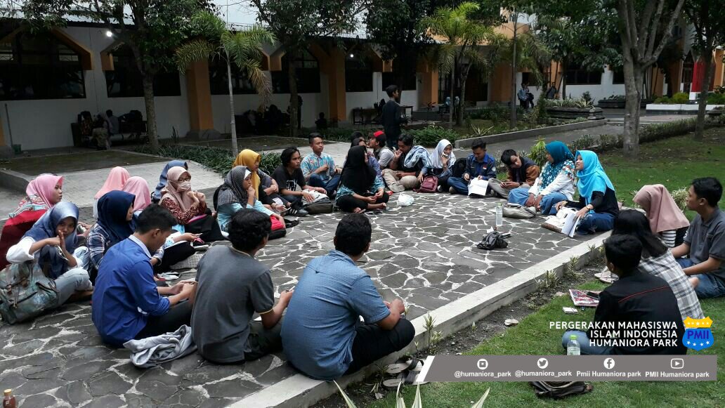 Diskusi Jurnalistik "Menulis Resensi" yang dipantik oleh sahabat Laila Chodriyah di selasar taman Fakultas Ilmu Sosial Humaniora.