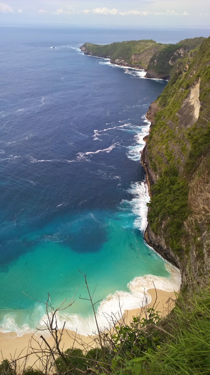 IndraniTweeets's tweet photo. Sharing a secret: #Kelingking secret point beach at Nusa Penida #Bali The photos are real no editing done. #WonderfulIndonesia #travelphotography #travelblogger https://t.co/Y24FuGcni4
