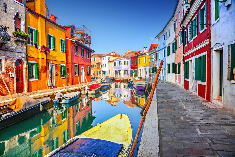 Of_Wonderland_'s tweet photo. #DidYouKnow that #Burano, close to #Venice it's the most colorful town in the world? All the houses painted in bright #colours make streets look like a #rainbow. 🌈It's famous for the #art made by the fishermen's wives that used to work the Lace as pasttime waiting for their men. https://t.co/3xFrmDg2h2