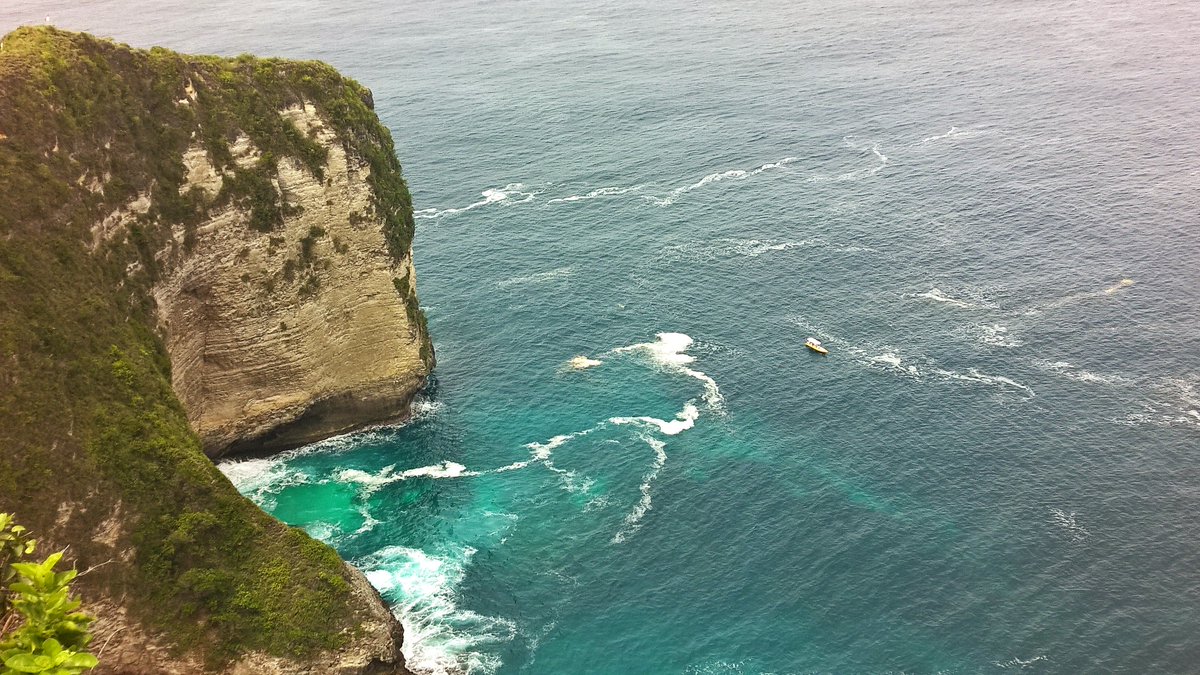 IndraniTweeets's tweet photo. Sharing a secret: #Kelingking secret point beach at Nusa Penida #Bali The photos are real no editing done. #WonderfulIndonesia #travelphotography #travelblogger https://t.co/Y24FuGcni4