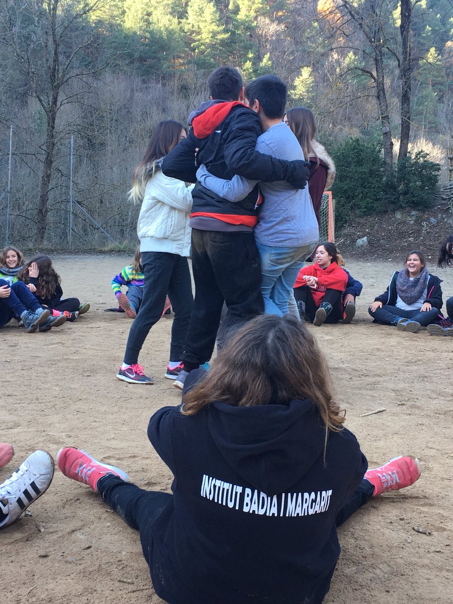 InstitutBiM's tweet photo. A hug is the perfect gift, one size fits all. #stagearts #planoles #colònies #immersió https://t.co/TxqMeXXOJv