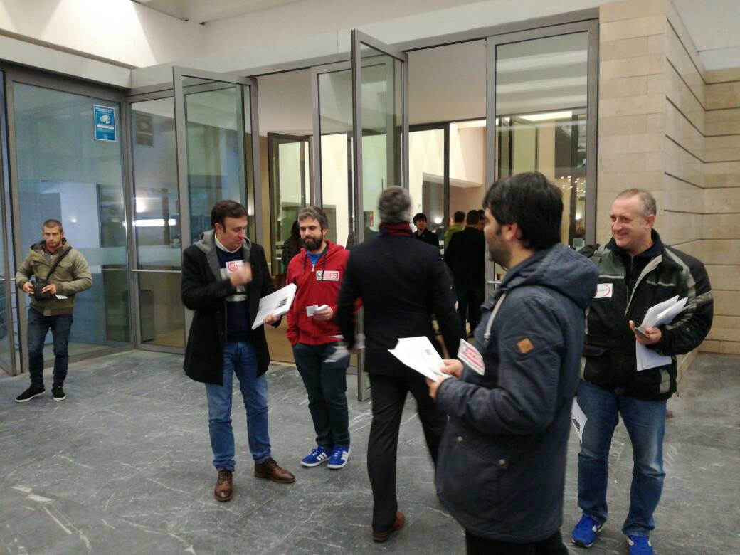 CCOO reparte hojas en demanda de #ConvenioTICdigno y #ConvenioBulegoakDigno a los políticos, empresas de TIC y sus clientes que se acreditan al Basque Industry 4.0 en Donisti