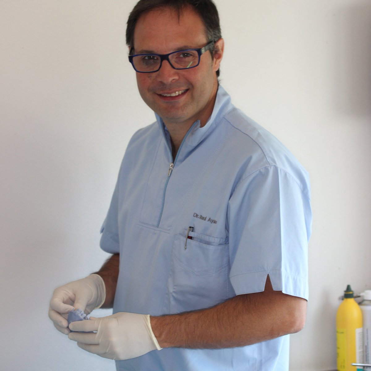 El Dr. <a href="/AyusoMontero/">Raúl Ayuso Montero</a> aporta il·lusió i polivalència a la nostra candidatura. 
Coneix el nostre projecte a coecfort.com
VOTA #UnCOECfort
