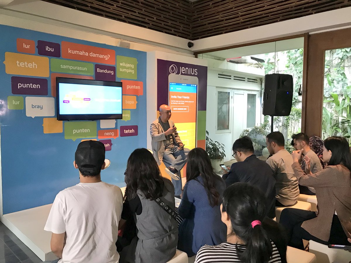 JeniusConnect's tweet photo. Setelah Peter, kini giliran Irwan Sutjipto Tisnabudi, Digital Banking Value Proposition & Product Head BTPN memberikan sambutannya. #HiJeniusBDG https://t.co/S0lyG8GIh4