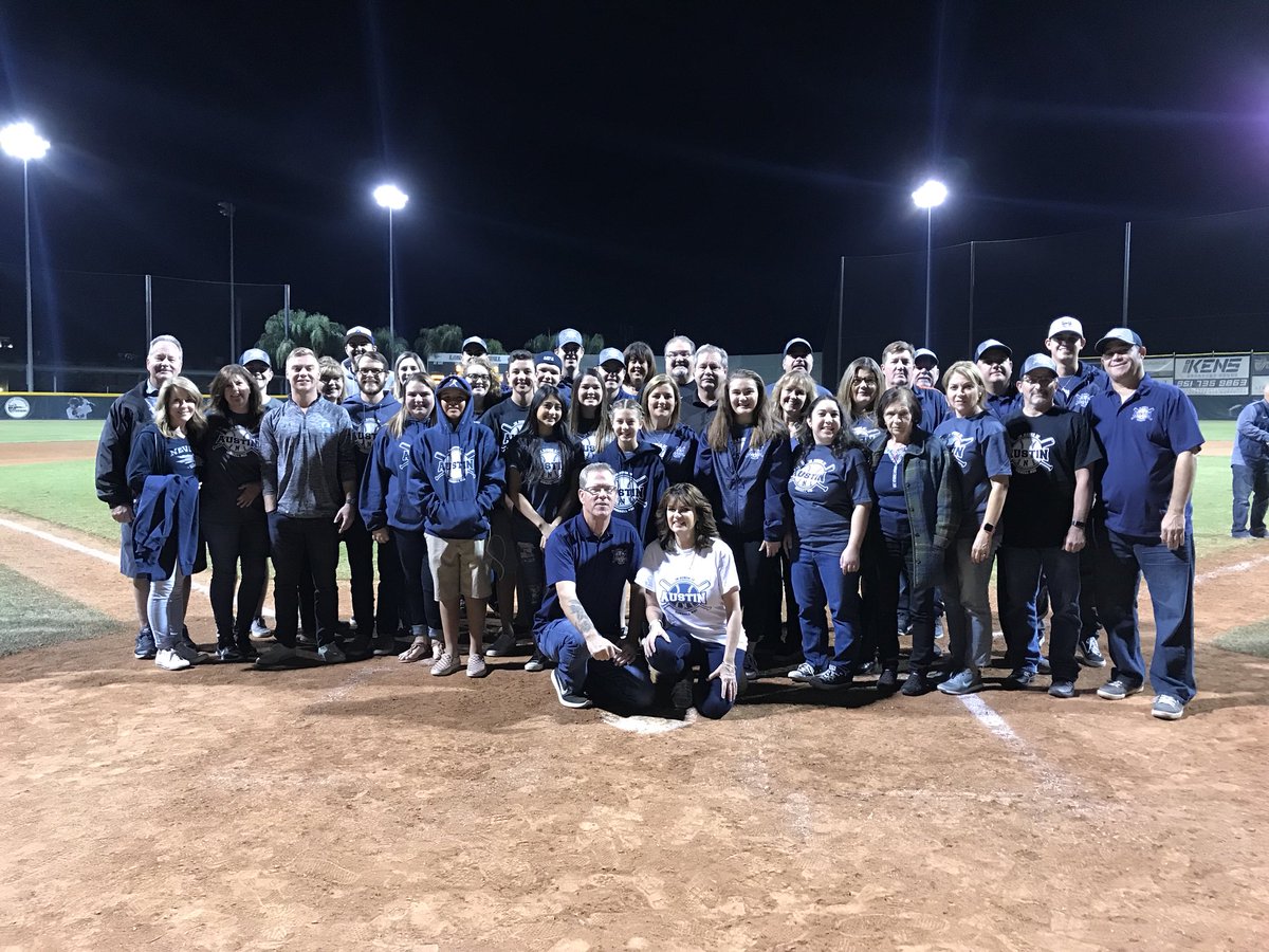 GorrellClassic's tweet photo. Big thank you to all of the volunteers that helped out to make this event as great as it was. We had volunteers at every site we had games at to sell merchandise and represent the Gorrell family. Thank you to each and every one of you for all your help https://t.co/F01RUuJjCp