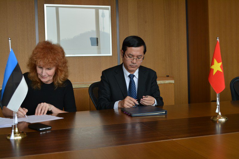 haridusmin's tweet photo. Agreement on education and research cooperation was signed today between Estonia🇪🇪 and Vietnam🇻🇳. This helps to create contacts between education and research istitutions, as well students' and researchers' exchange and cultural exchange! https://t.co/u2H1JZ8HGp
