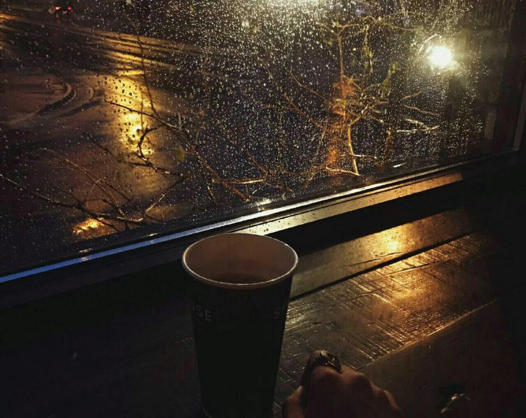 _1smh's tweet photo. تسعدني أبسط الأشياء.. كشرب قهوة والجلوس بجانب نافذة أغرقها المطر 💜🎶
#صباح_السعادة 

#سـہـاااااڕۿ https://t.co/kpEnS7s0NV