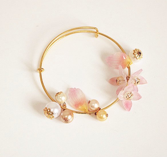 buy_ur_desire's tweet image. 🌼《난희蘭嬉 팔찌》🌼어때요?

난의 즐거움을 뜻하는 꽃무리 팔찌입니다. 고무줄처럼 편하게 쓸 수 있는 디자인부터 금속 원에 벚꽃과 진주가 어우러진 버전도 있어요. 색상이 녹음, 양화, 백허, 주목 등 여러종류가 있어 취향대로 골라도 좋아요! 두께도 2종류니 금상첨화!

구매의사=❤RT+마음❤