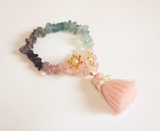 buy_ur_desire's tweet image. 🌼《난희蘭嬉 팔찌》🌼어때요?

난의 즐거움을 뜻하는 꽃무리 팔찌입니다. 고무줄처럼 편하게 쓸 수 있는 디자인부터 금속 원에 벚꽃과 진주가 어우러진 버전도 있어요. 색상이 녹음, 양화, 백허, 주목 등 여러종류가 있어 취향대로 골라도 좋아요! 두께도 2종류니 금상첨화!

구매의사=❤RT+마음❤