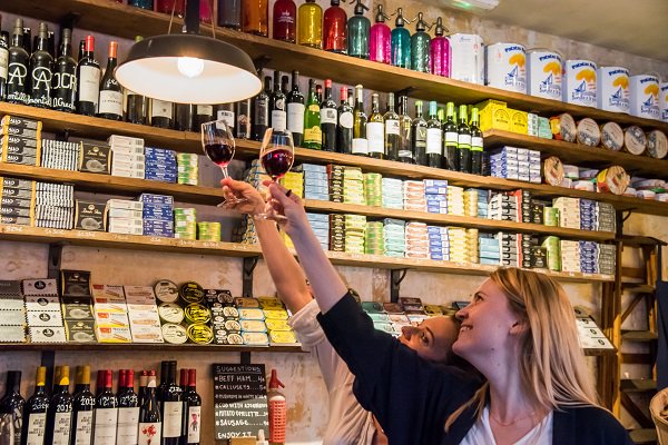 hellomeetjune's tweet photo. Tamara's #wine #tasting = it! The places you will visit among the #Gòtic and #Barceloneta district are both quaint and cute. The products served are beautifully chosen and Tamara's knowledge about wine goes beyond #Catalunya: https://t.co/Xg4vlPRJh6. #Barcelona #tour #activity https://t.co/pdtdnzfkwY