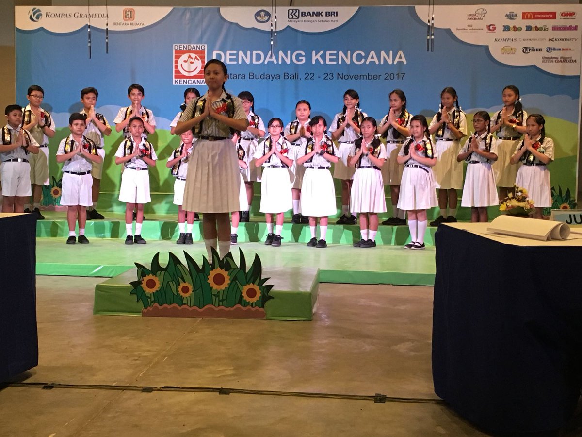KompasGramedia's tweet photo. Lomba Paduan Suara Anak #DendangKencana2017 Bali kategori SD telah dimulai. 20 Sekolah akan berlomba menampilkan penampilan terbaik mereka untuk menjadi juara kota Bali #LaguUntukAnakku #DK2017 https://t.co/89DNregfoT