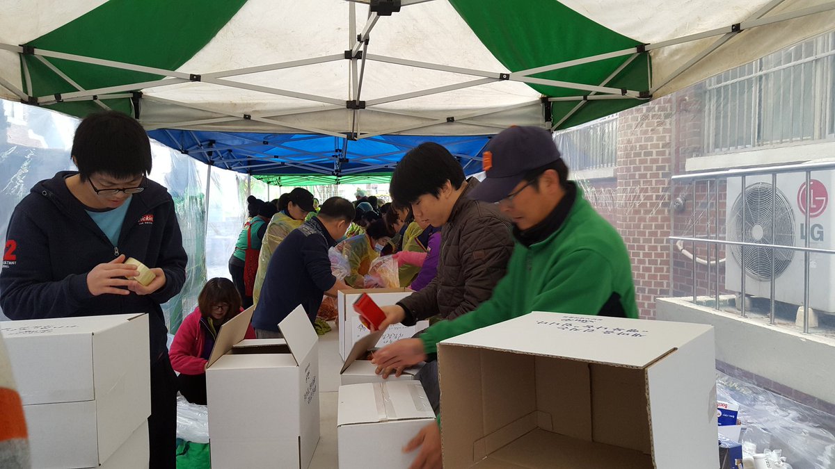hjmk0908's tweet photo. 이웃과 함께하는 행복한 동행, 태평4동 사랑의 김장담그기 행사가 오늘 있었습니다. 참여해주신 유관단체원분들 고생많으셨고 사랑과 정성이 듬뿍 담긴 김치가 이웃에게 전달되어 훈훈한 하루였습니다. ^^ #성남시 #수정구 #태평4동 https://t.co/hZuLxNPPcg