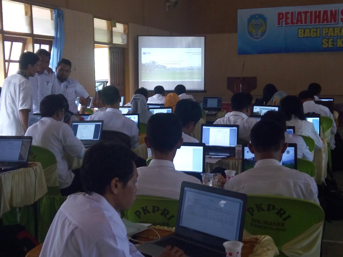 Pelatihan sistem keuangan desa bagi para operator desa, PD, PLD se-kabupaten Nganjuk #ManfaatDanaDesa #JawaTimur <a href="/jokowi/">Joko Widodo</a> <a href="/EkoSandjojo/">Eko P. Sandjojo</a> <a href="/taufikmadjid71/">IG : taufik.madjid</a>