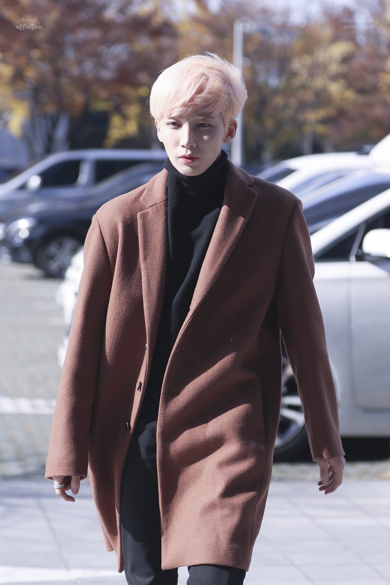 affection_YJH's tweet photo. 171115 컬투쇼 녹음 출근 #정한 #JEONGHAN #세븐틴 #SEVENTEEN - 세상을 넓게 빛내라❤️ https://t.co/VWI6LG9OMA