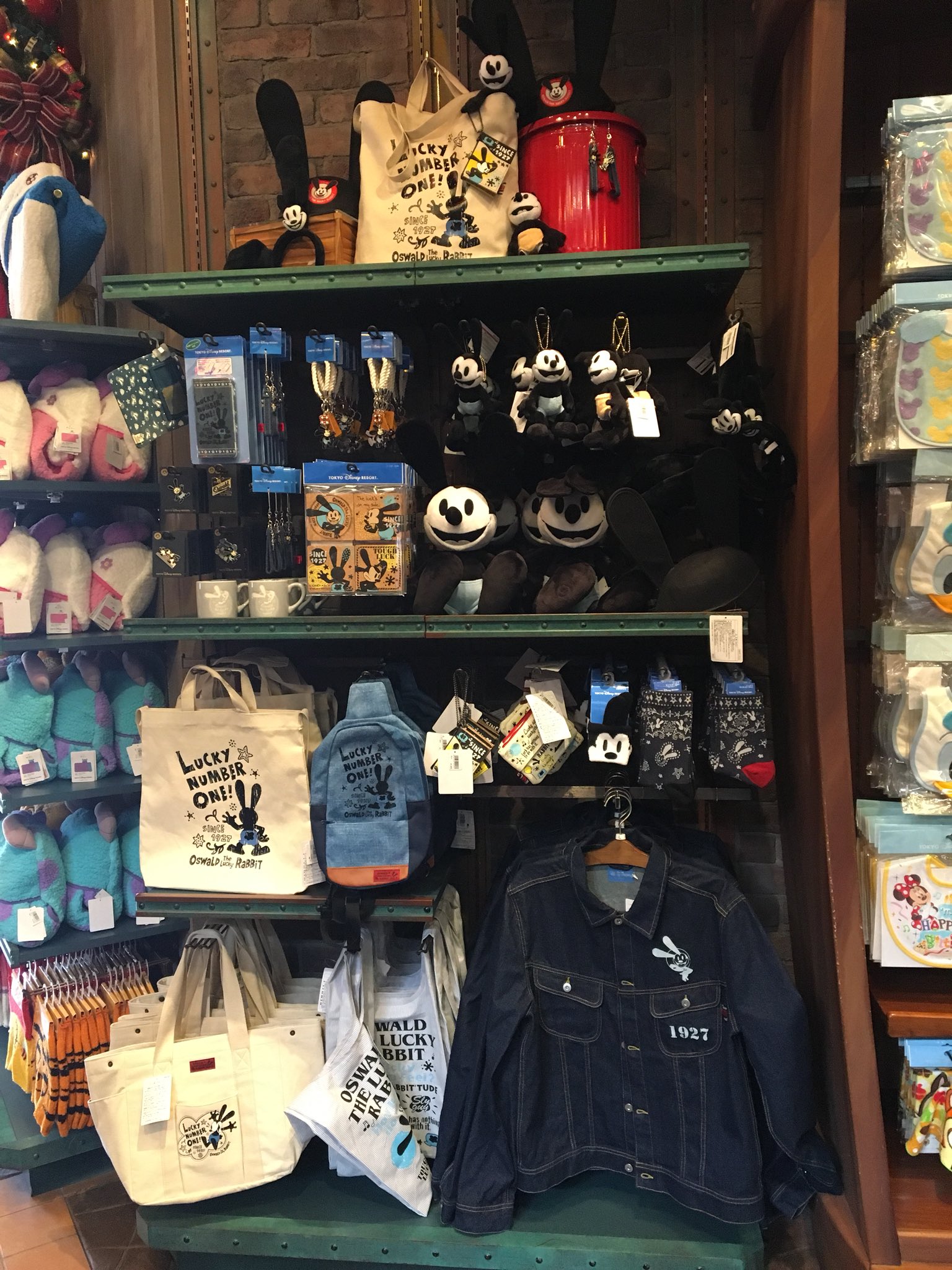 D D 12 15海 Sur Twitter 17 11 22 東京ディズニーランド ギャグ ファクトリー 本日のオズワルドコーナー W いつものオズワルドグッズの棚は新年グッズになったので場所が変わり縮小されていました T Co 0xlm1p4i8e Twitter
