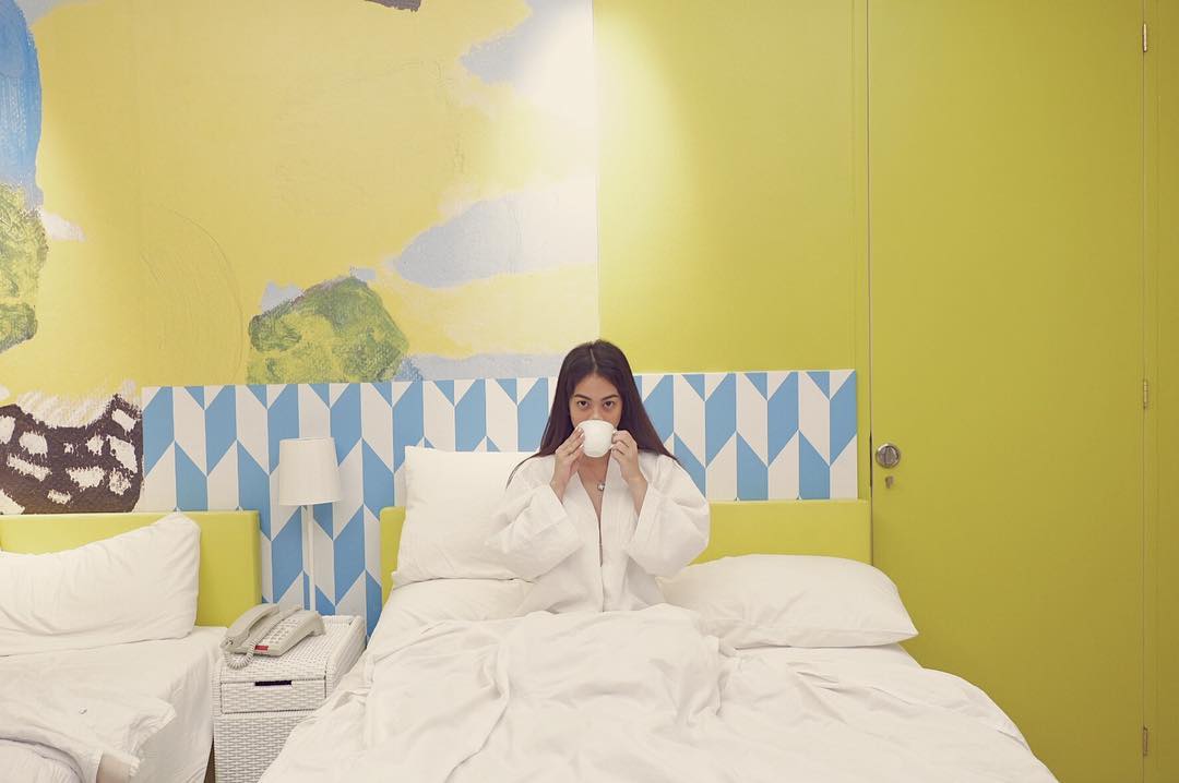 AstoriaCurrent's tweet photo. Here's @liannebari "procaffeinating" in the comforts of her Astoria Current room. An energy boost is definitely a must for exploring the island! https://t.co/3ZfobhuLYO