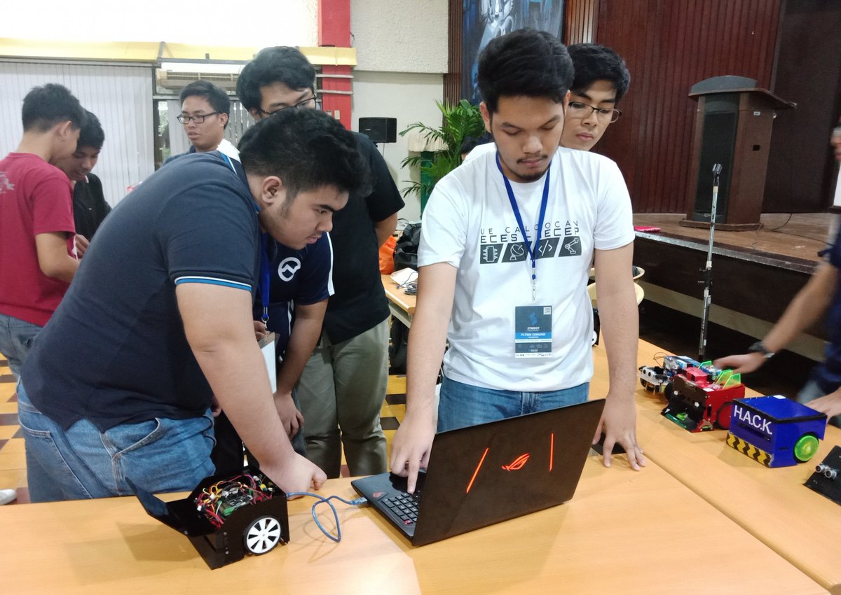 uperg's tweet photo. The officials are now checking the participants' codes before the test run.
#RevRobo #Synergy2017 https://t.co/c0veP9I5gv