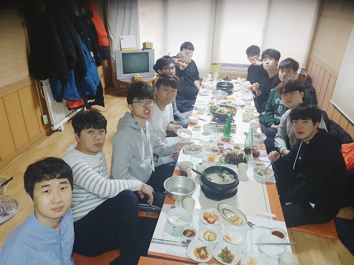 T1LoL's tweet photo. farewell party 😿😿 https://t.co/adFBusoAck