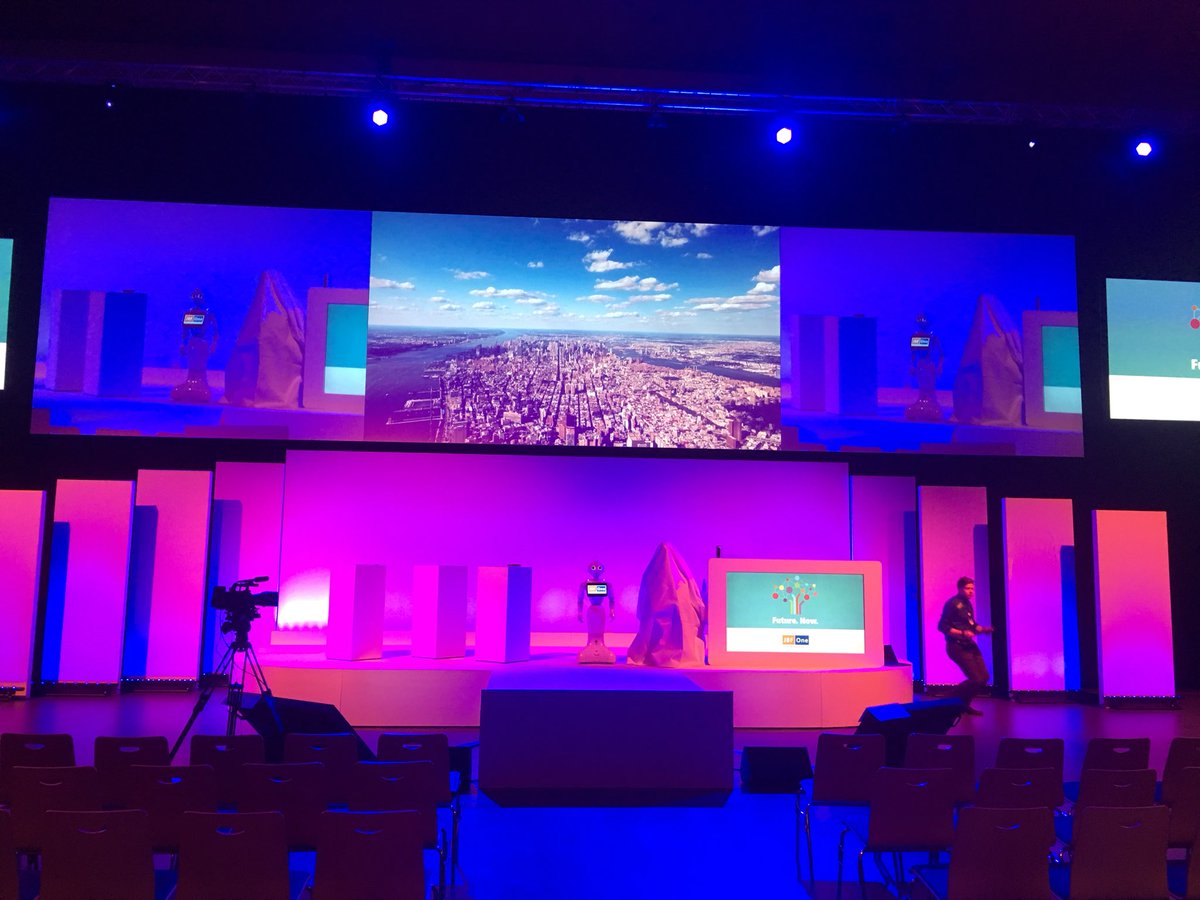 ralfschmid's tweet photo. Gleich ist der Einlass zur #JBFOne2017 der @fiducia_gad https://t.co/SjFwsv6I93
