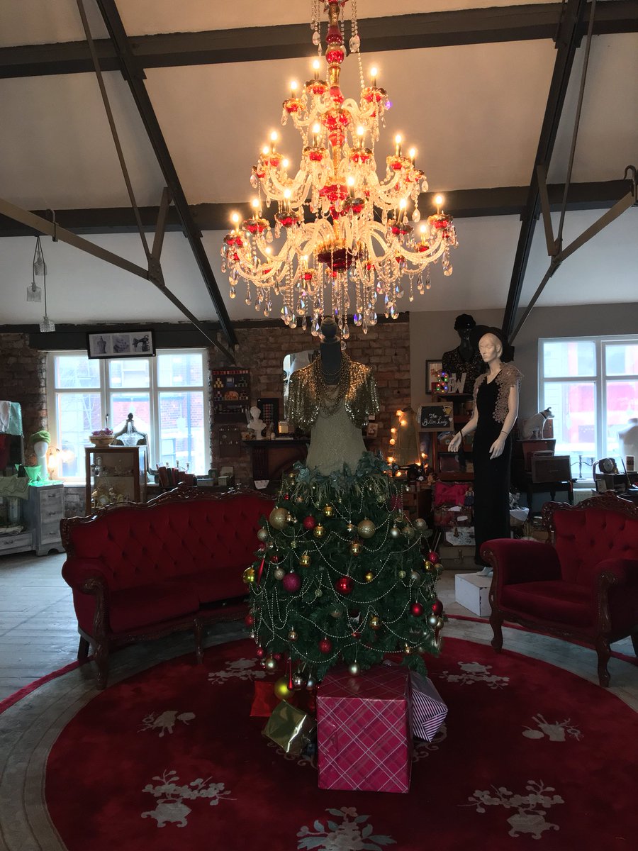 halo_highway's tweet image. The wonderful #phoenixapparel and #buttonlady room above the #phoenixplantbasedeatery vegan restaraunt.