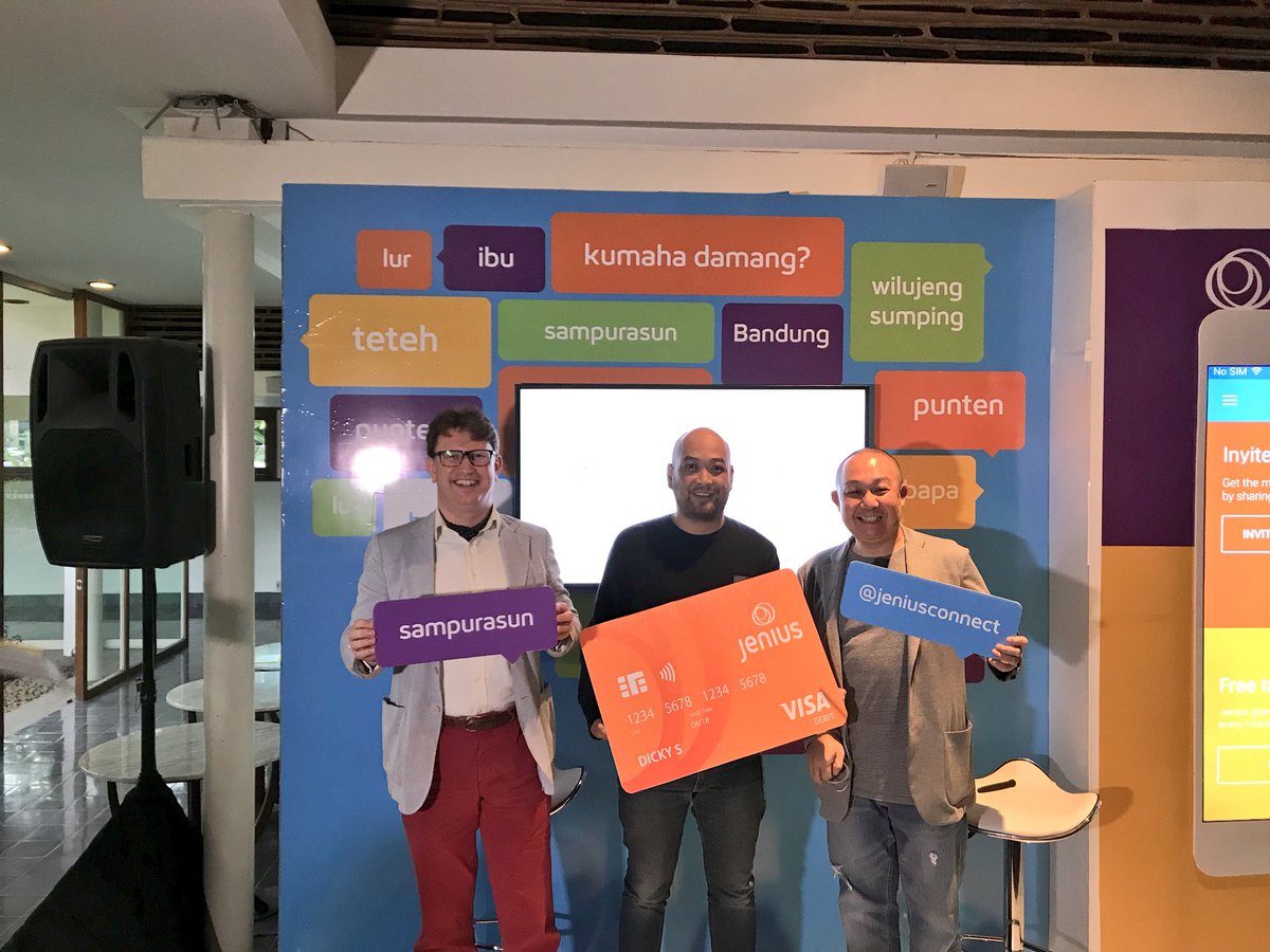 JeniusConnect's tweet photo. Foto bersama antara Peter, Pak Irwan dan Dicky @dixxieland menjadi penutup acara Jenius Launch Bandung siang hari ini. #HiJeniusBDG https://t.co/asKdFw6AXz
