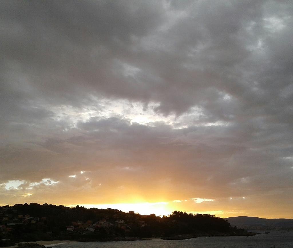 ithanogue__'s tweet photo. ei ven a choiva... #vexovigovexocangas 
entra un cruceiro.
#bosdias
@4gotas_com https://t.co/4qSmpebE2i