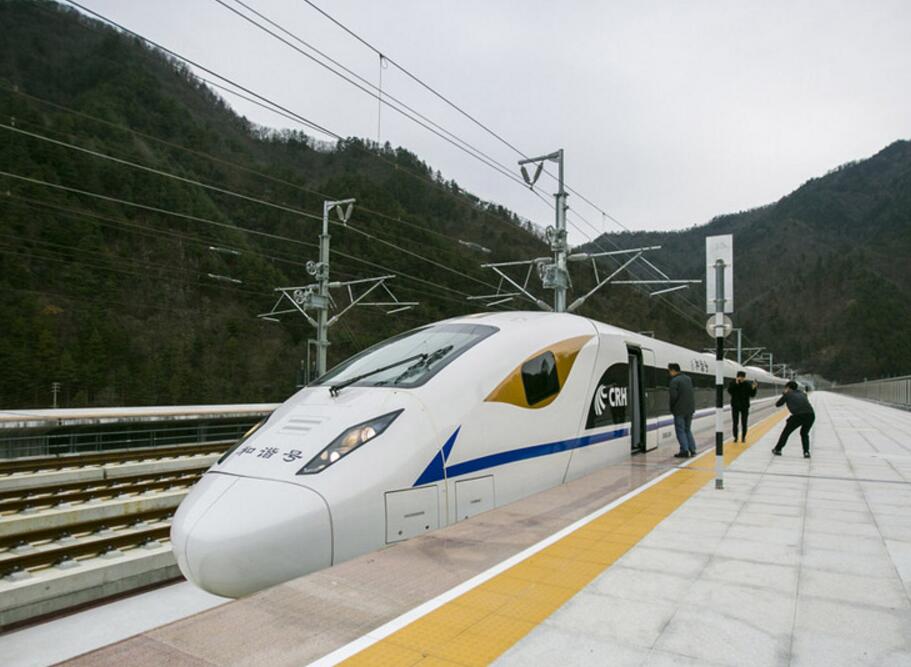 Chengdu_China's tweet photo. The first full-course test run was carried out today on a high-speed railway linking Xi'an with #Chengdu, which is scheduled to enter operation within the year. It will slash the travel time between the two cities from the 16 to 4 hours. #CRH https://t.co/2RQfkNpYBe