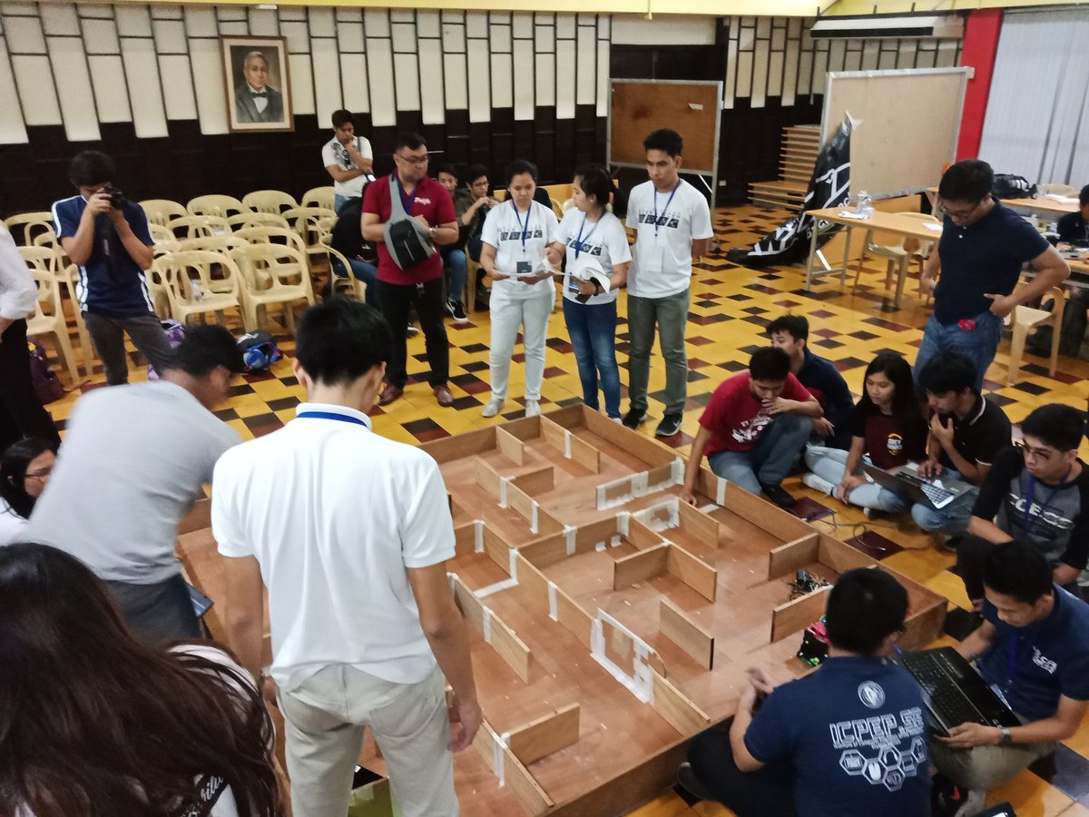 uperg's tweet photo. The participants are now reconfiguring their codes for the final run.
#RevRobo #Synergy2017 https://t.co/4eNLxDqb8M