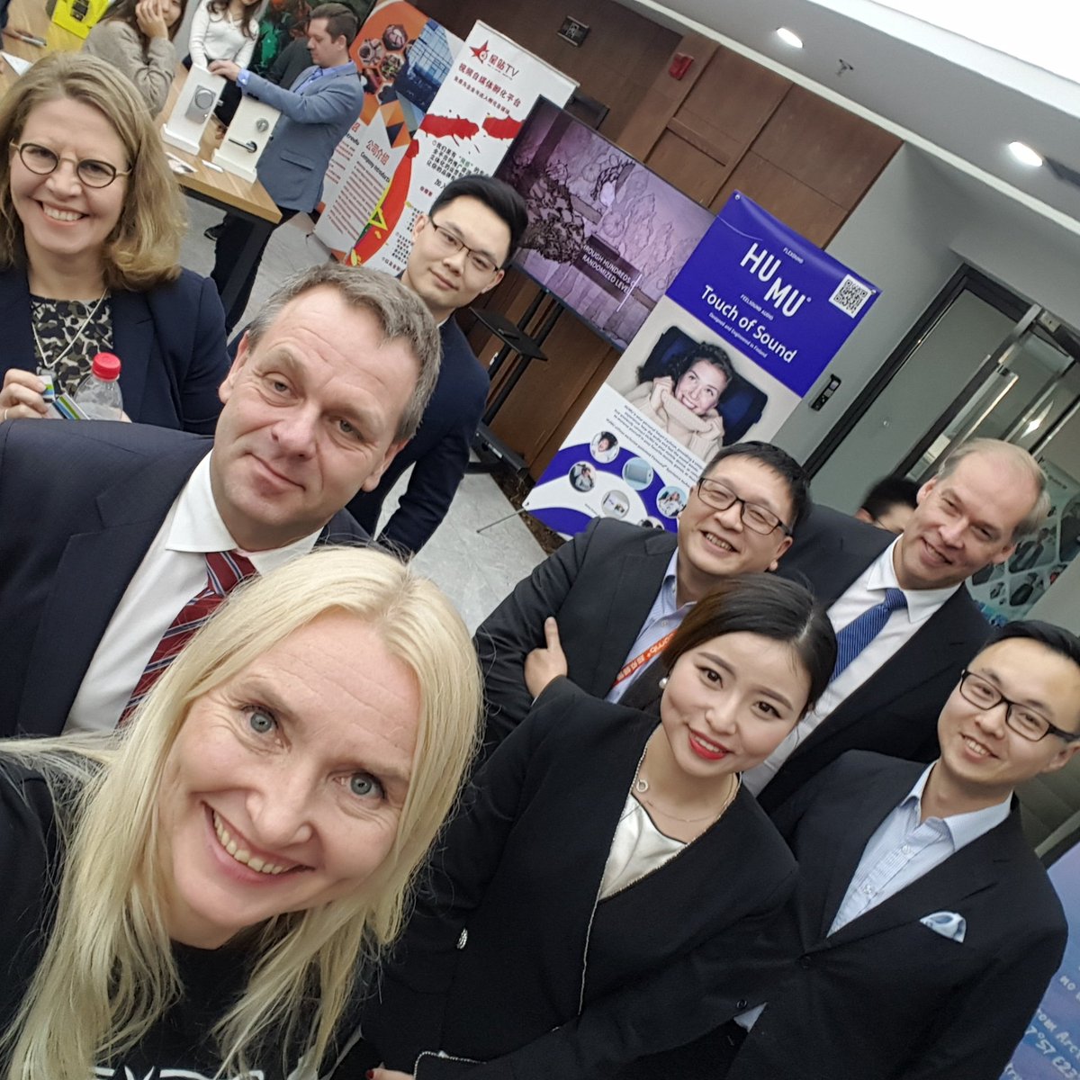 mheinaro's tweet photo. First encounter of Helsinki Mayor Jan @Vapaavuori and Ambassador Jarno Syrjälä with Flexound HUMU. In Beijing! @Flexound #humu #helsinki #beijing #combplus https://t.co/v3A985dmM6