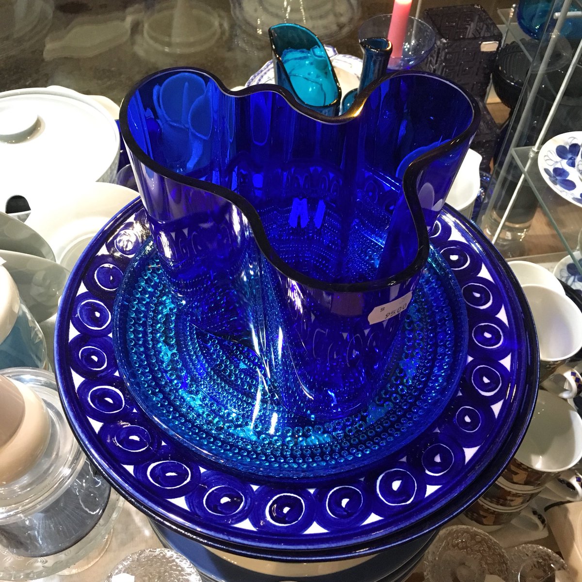 Astialiisa アスティアリーサ アラビア イッタラ 美しいブルーがお皿を重ねることで さらに輝きを放っています イッタラ アラビア ヴィンテージ フィンランド ヘルシンキ 北欧